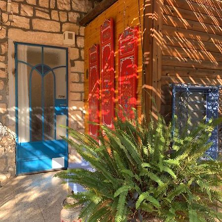 בית האבן העתיק מ-1885 עם מגונית פרטית בחצר روش بينا المظهر الخارجي الصورة