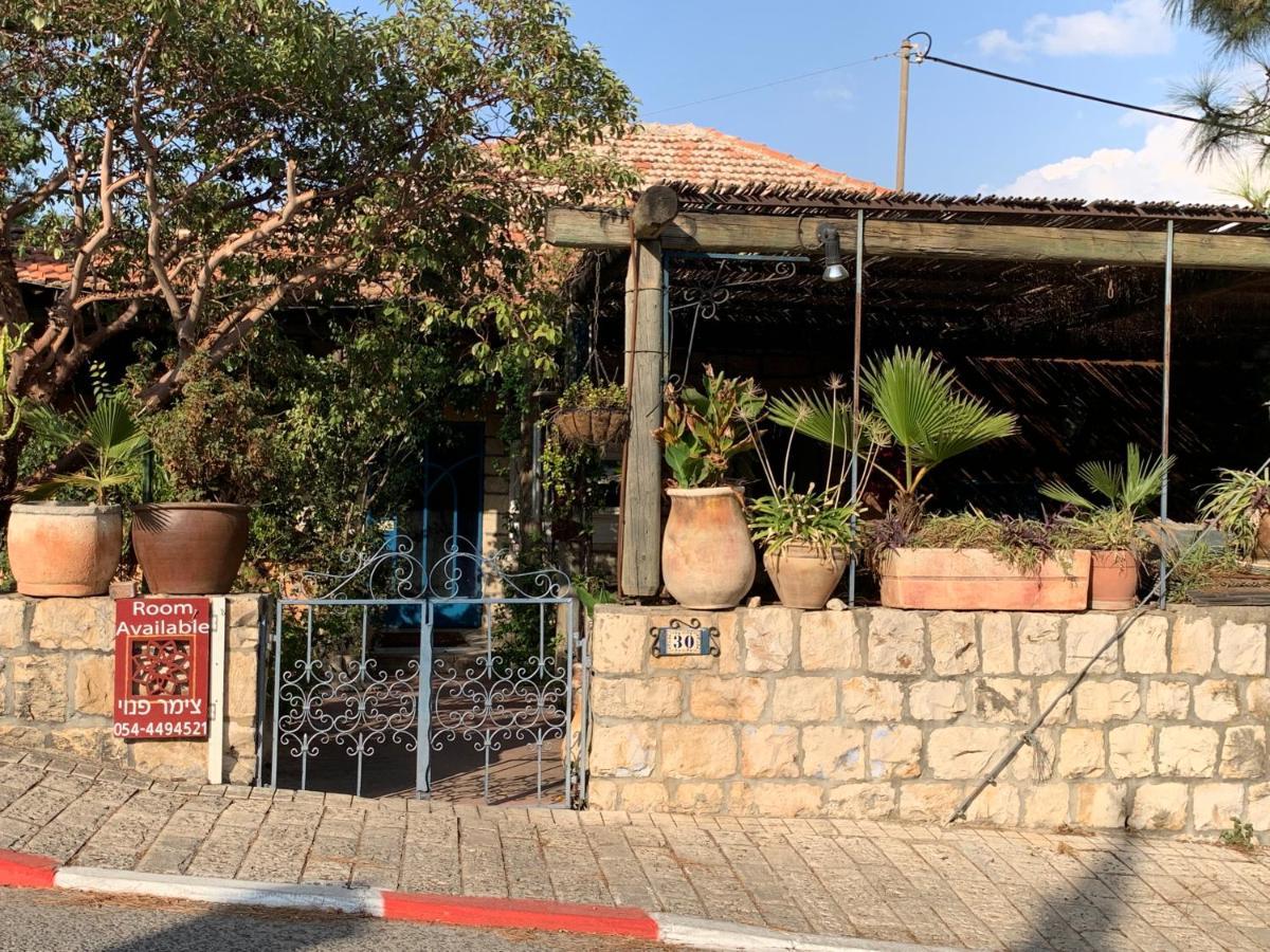 בית האבן העתיק מ-1885 עם מגונית פרטית בחצר روش بينا المظهر الخارجي الصورة