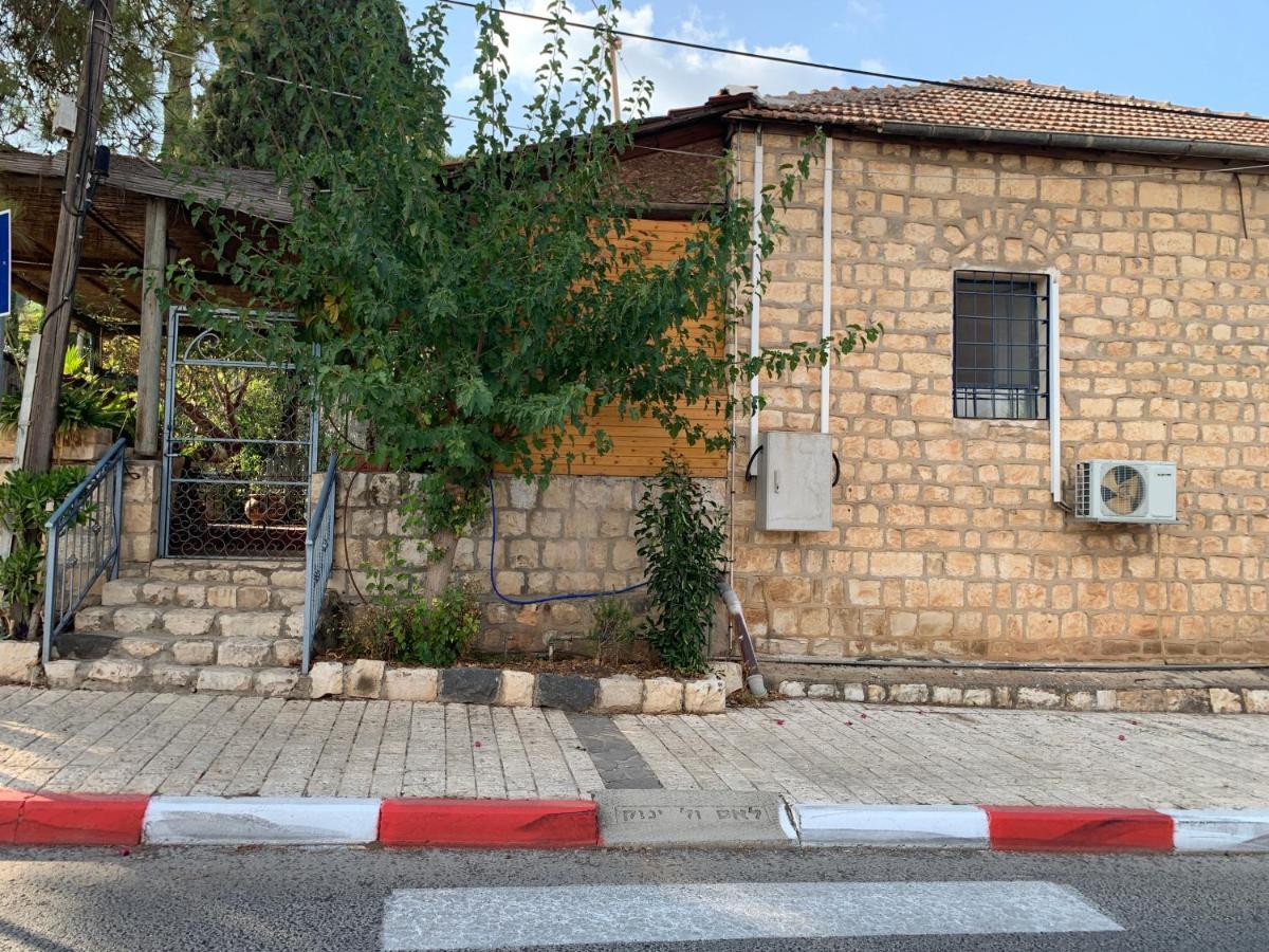 בית האבן העתיק מ-1885 עם מגונית פרטית בחצר روش بينا المظهر الخارجي الصورة