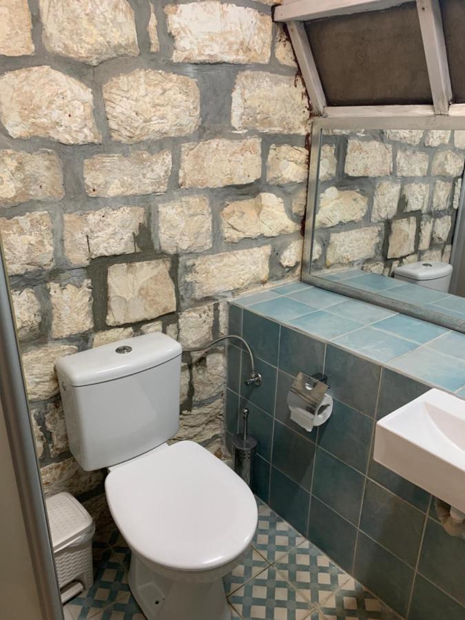 בית האבן העתיק מ-1885 עם מגונית פרטית בחצר روش بينا المظهر الخارجي الصورة