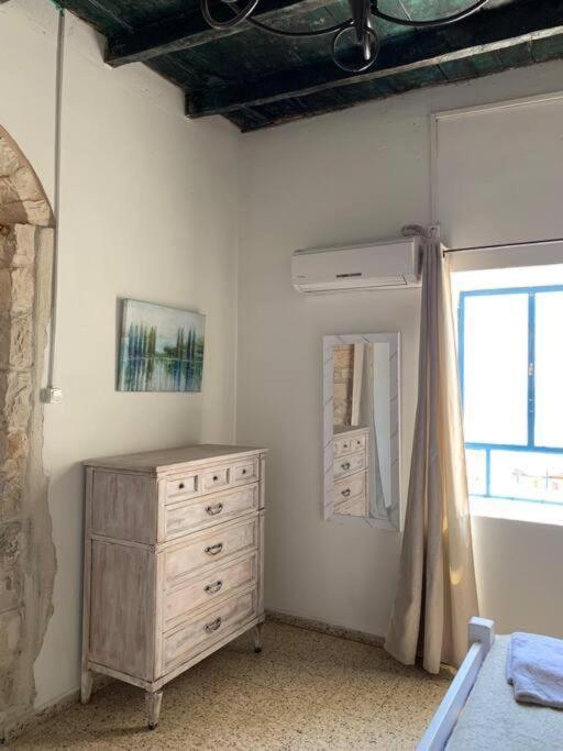 בית האבן העתיק מ-1885 עם מגונית פרטית בחצר روش بينا المظهر الخارجي الصورة