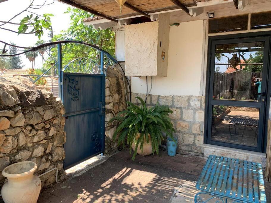 בית האבן העתיק מ-1885 עם מגונית פרטית בחצר روش بينا المظهر الخارجي الصورة