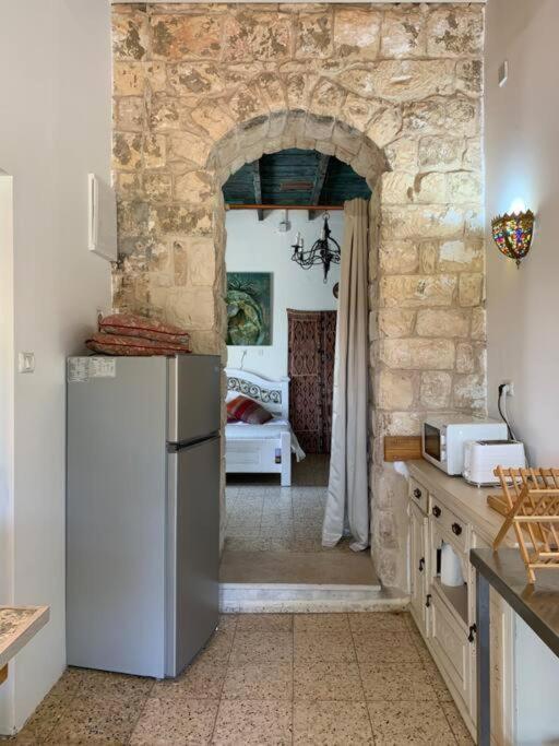 בית האבן העתיק מ-1885 עם מגונית פרטית בחצר روش بينا المظهر الخارجي الصورة