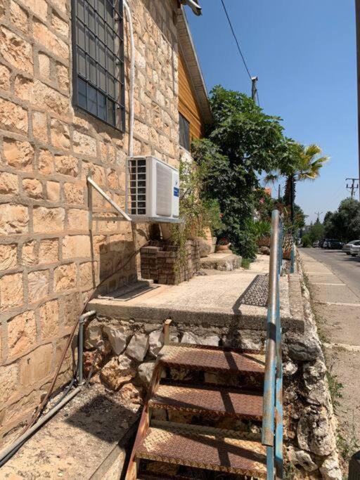 בית האבן העתיק מ-1885 עם מגונית פרטית בחצר روش بينا المظهر الخارجي الصورة