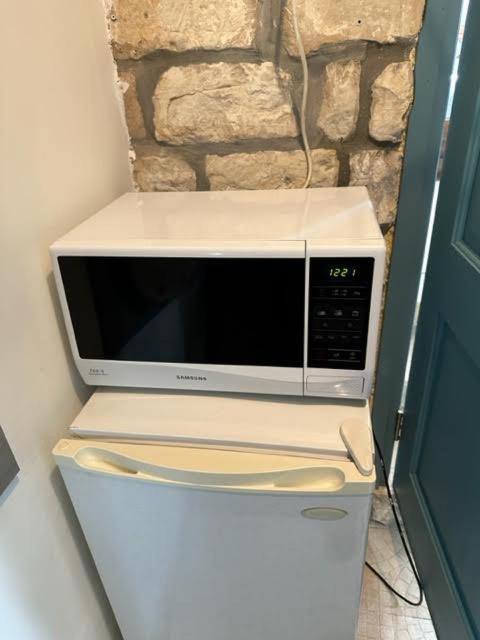 בית האבן העתיק מ-1885 עם מגונית פרטית בחצר روش بينا المظهر الخارجي الصورة
