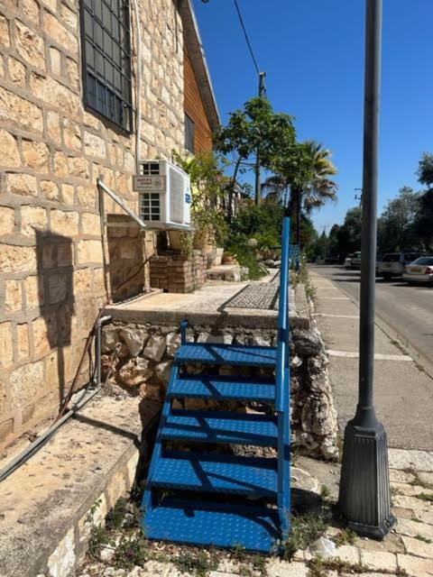 בית האבן העתיק מ-1885 עם מגונית פרטית בחצר روش بينا المظهر الخارجي الصورة