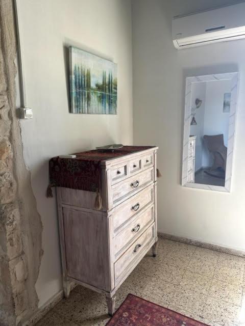 בית האבן העתיק מ-1885 עם מגונית פרטית בחצר روش بينا المظهر الخارجي الصورة